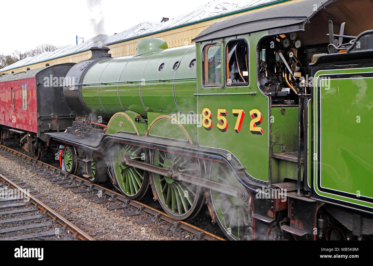 La LNER B12 4-6-0 8572 locomotora de vapor en la estación del ferrocarril de North Norfolk en Sheringham, Norfolk, Inglaterra, Reino Unido, Europa. Foto de stock