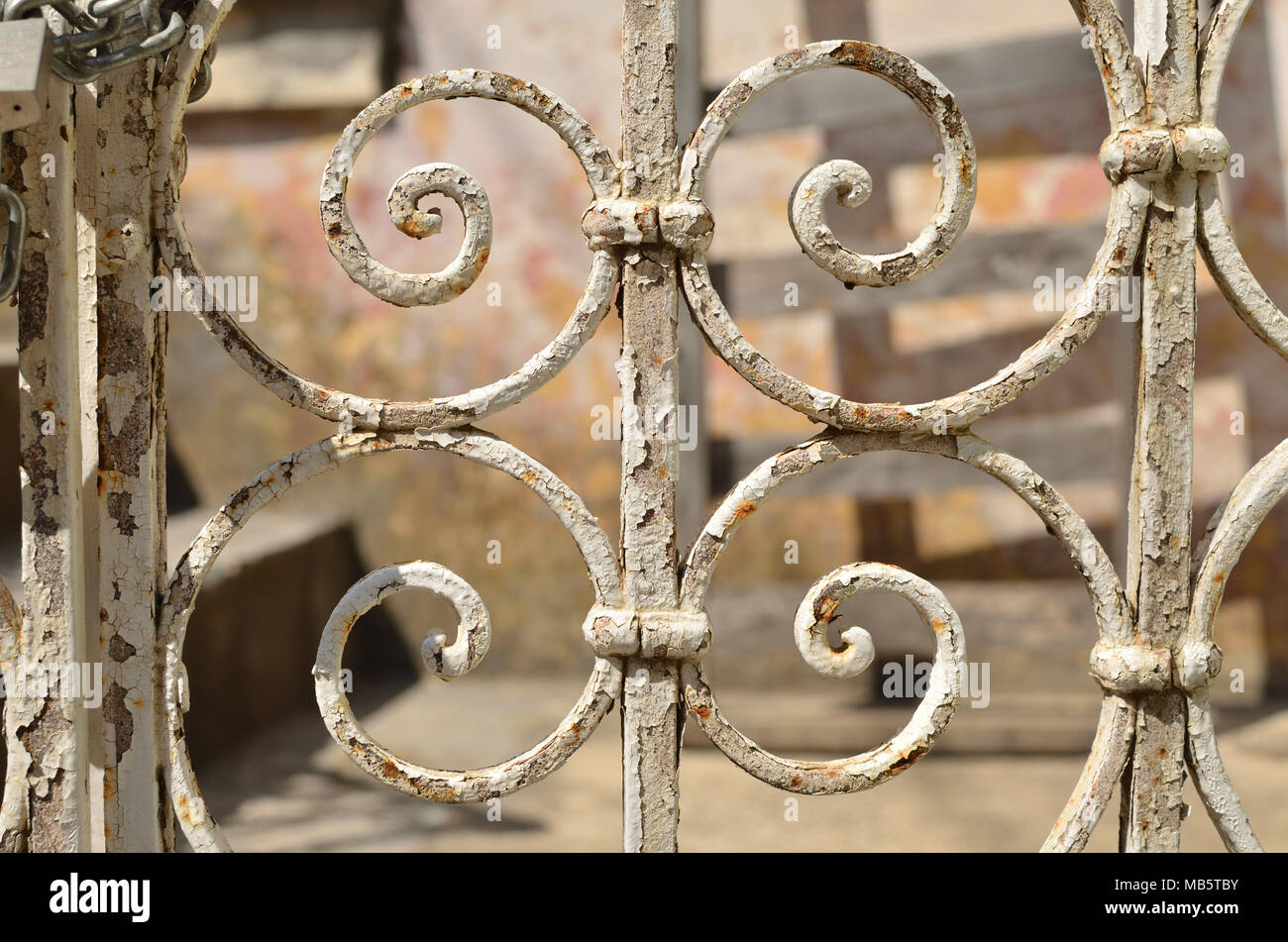 Detalle de un cerco de hierro viejo retro decorado con elementos de hierro  Fotografía de stock - Alamy