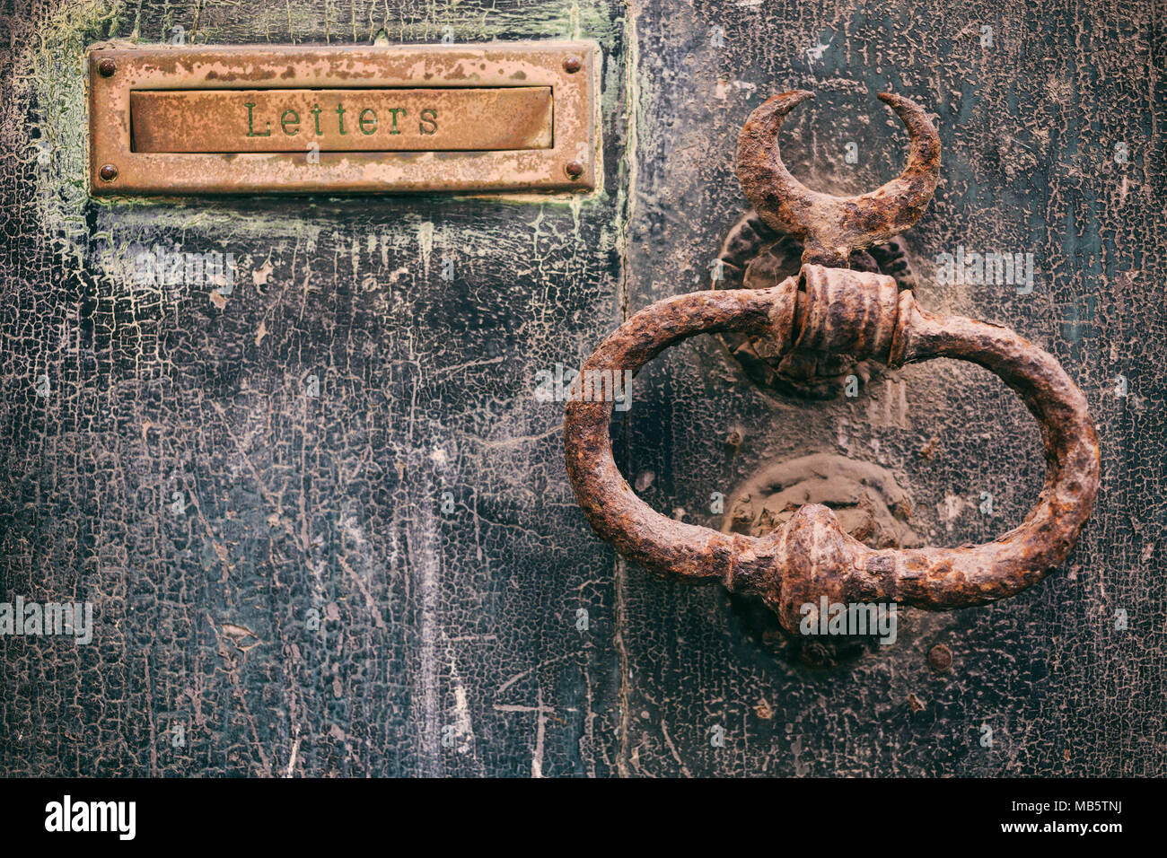 Carta de correo oxidado viejo y oxidado cuadro decorativo en un martinete soportó la puerta delantera, letras de texto Foto de stock
