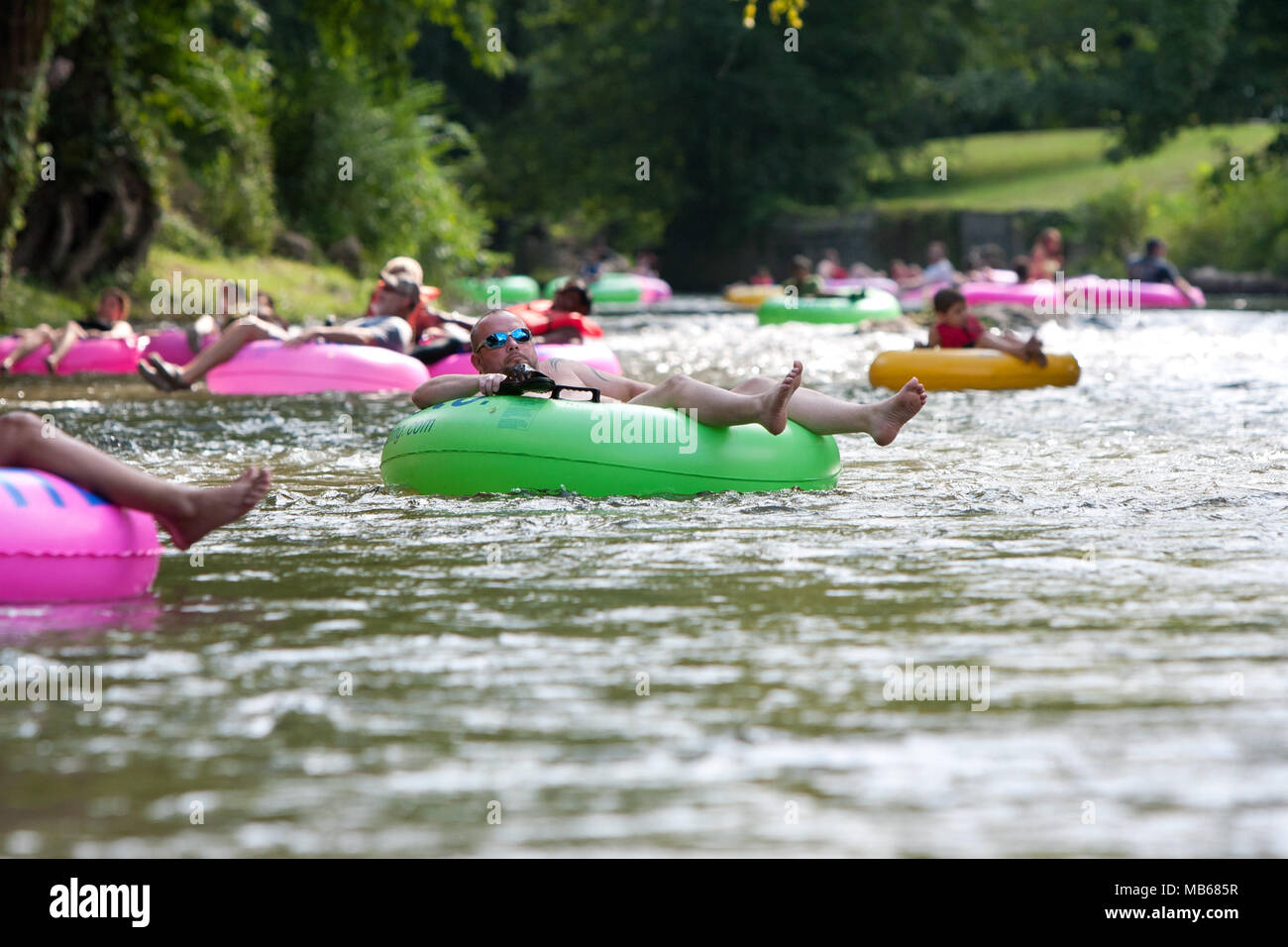 Helen, GA, EE.UU. - Agosto 24, 2013: decenas de personas disfrutar de tubo en el Chattahoochee River en el norte de Georgia en una cálida tarde de verano. Foto de stock