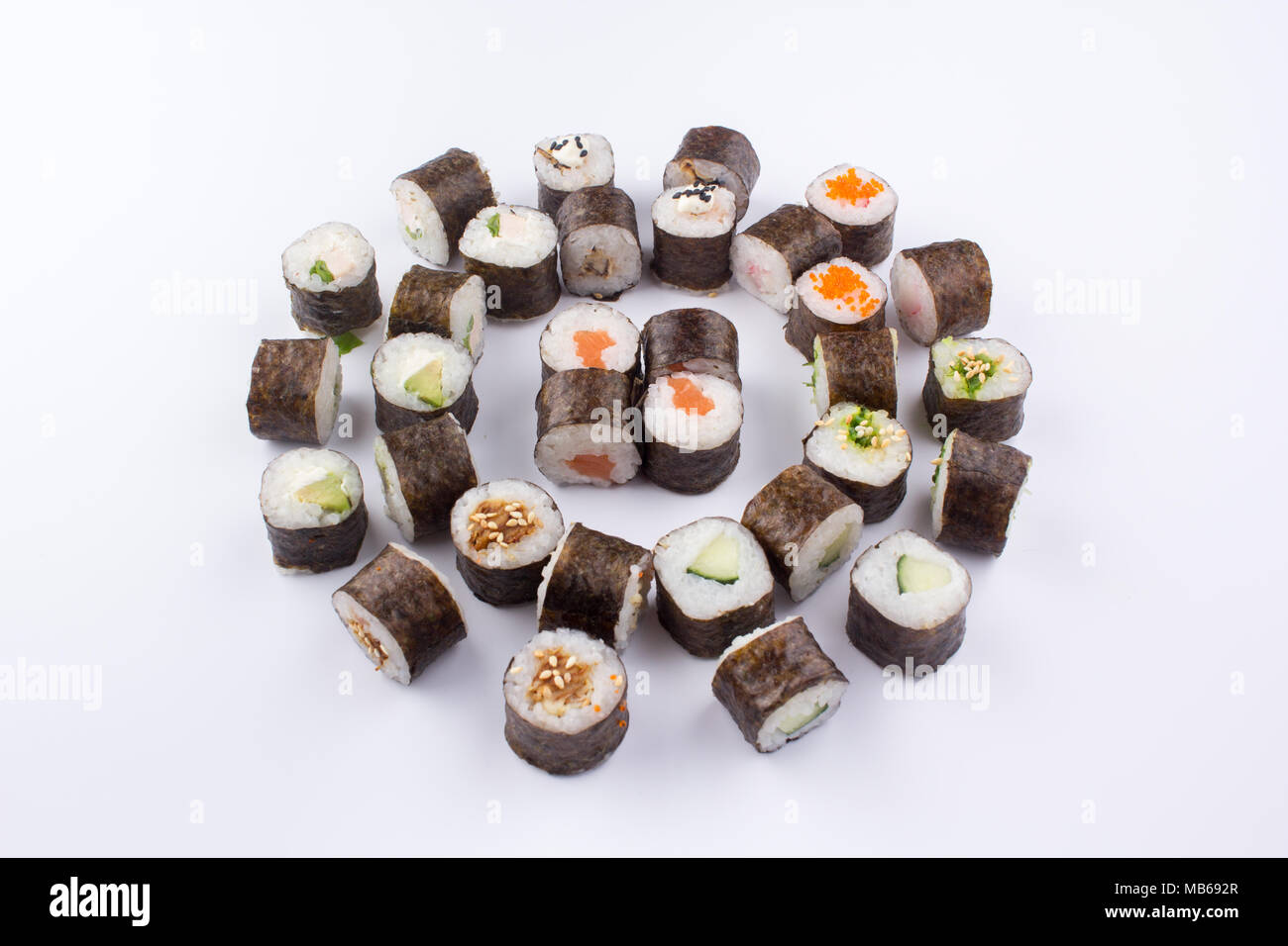 Un conjunto de rollos de sushi establecidos en una manera original. Foto de stock
