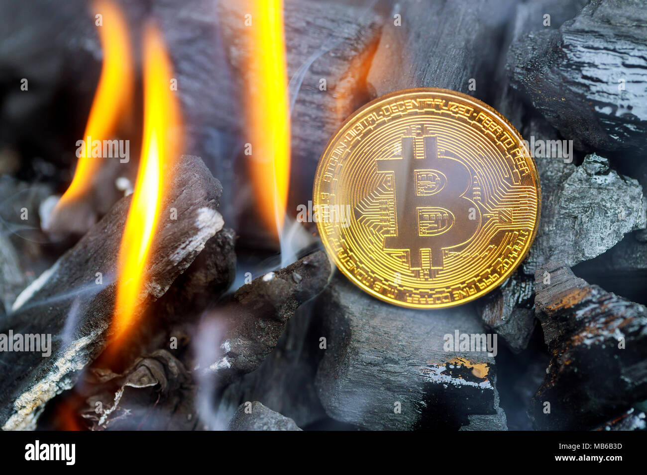 Bitcoin moneda metálica está ardiendo con la llama azul. Esto significa hot  precio o valor y la alta tasa de cambio de moneda crypto en el mercado. Es  crisis y caída Fotografía