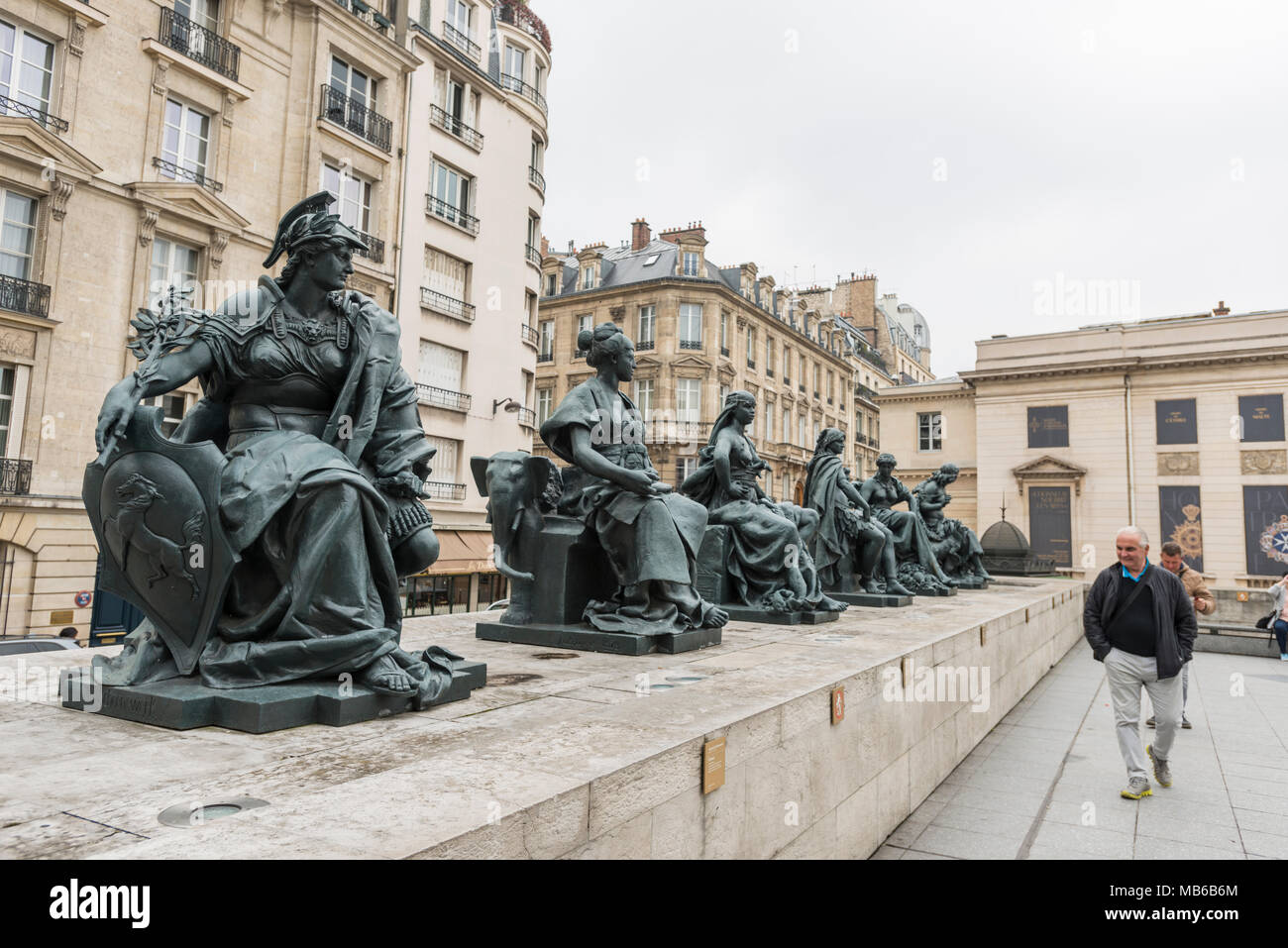 Esculturas de bronce llamada "los seis continentes' en el Musée d'Orsay en París, Francia Foto de stock