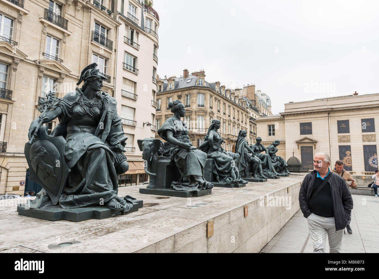 Esculturas de bronce llamada "los seis continentes' en el Musée d'Orsay en París, Francia Foto de stock
