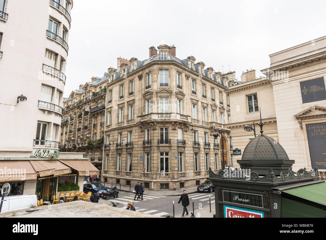 Vista desde la terraza del Museo D'Orsay en París, Francia, donde el 'six continentes' esculturas son poner en pantalla. Foto de stock