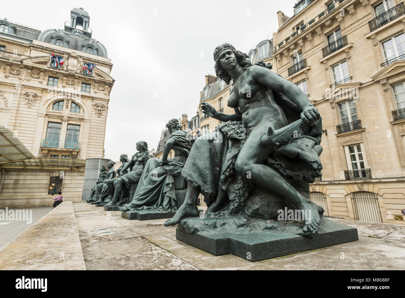 Esculturas de bronce llamada "los seis continentes' en el Musée d'Orsay en París, Francia Foto de stock
