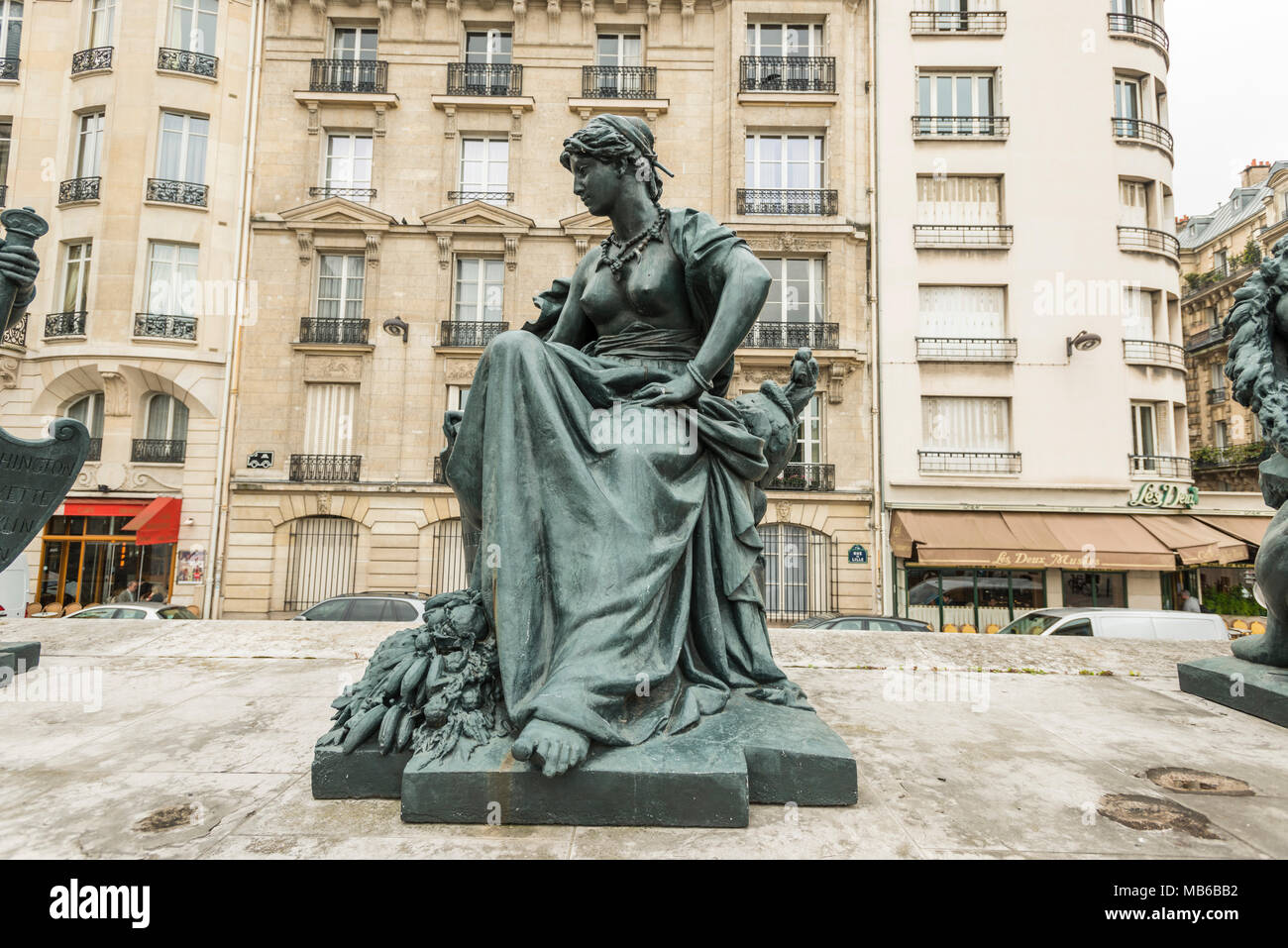 Esculturas de bronce llamada "los seis continentes' en el Musée d'Orsay en París, Francia. Ésta es Europa por Alexandre Schoenewerk. Foto de stock