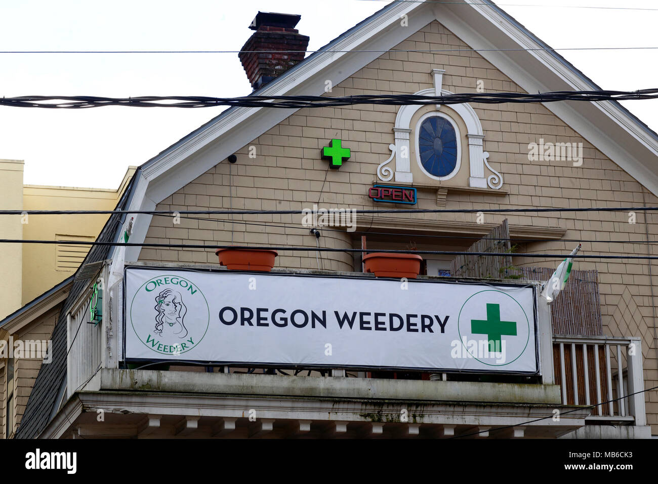 Oregon Weedery, 2312 NW Kearney St, Portland, Oregon. Exterior de una tienda de marihuana en el distrito noroeste Foto de stock