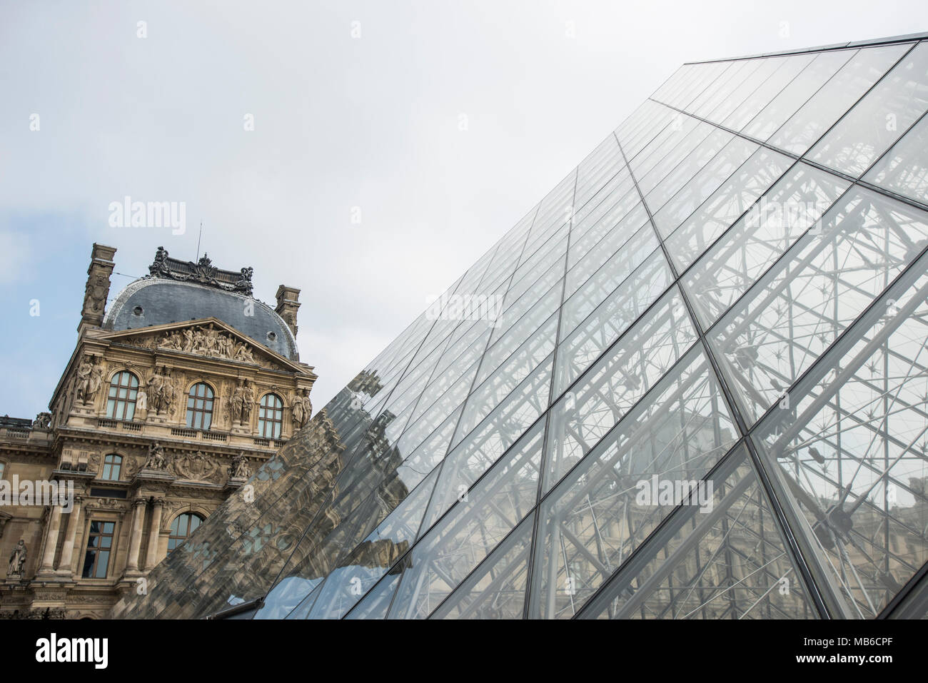 El Musée du Louvre, o el Museo del Louvre en París es el museo más visitado del mundo. Foto de stock