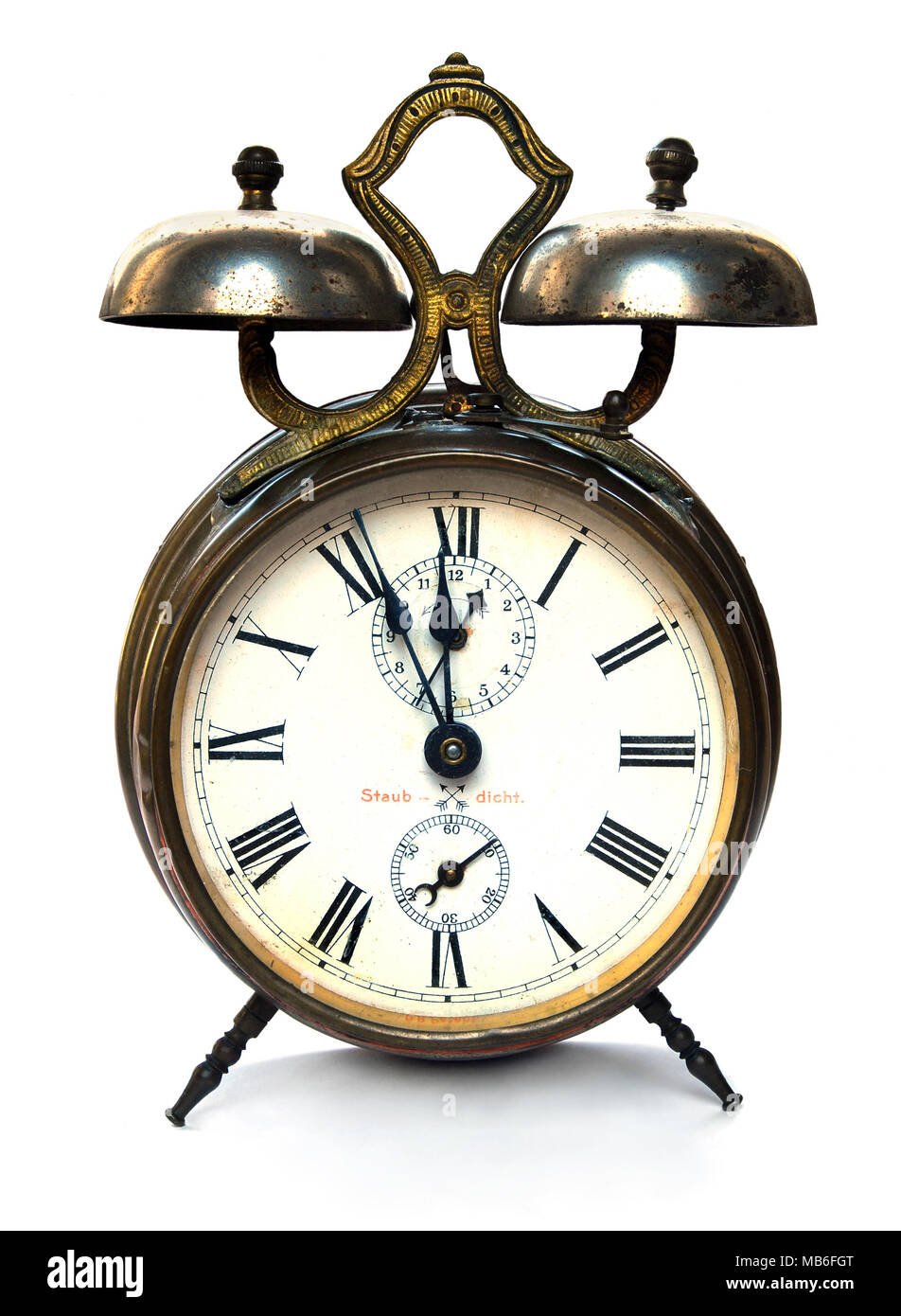 Vintage reloj alarma, aislado sobre fondo blanco. Foto de stock