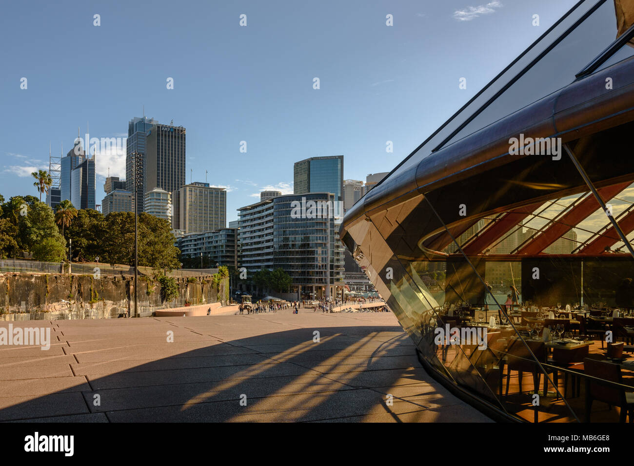 Sydney CBD y el restaurante Bennelong dentro de la casa de la Opera de Sydney Foto de stock