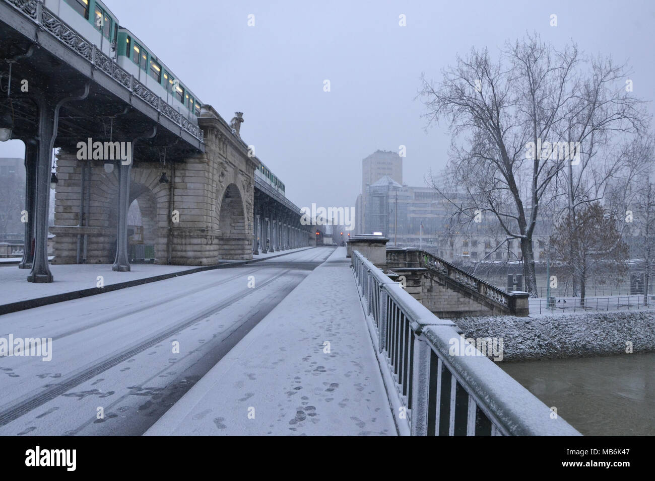 París bajo la nieve, un momento excepcional en la ciudad; nadie está en la calle. Foto de stock