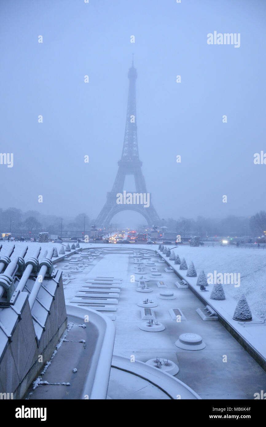 París bajo la nieve, un momento excepcional en la ciudad; nadie está en la calle. Foto de stock