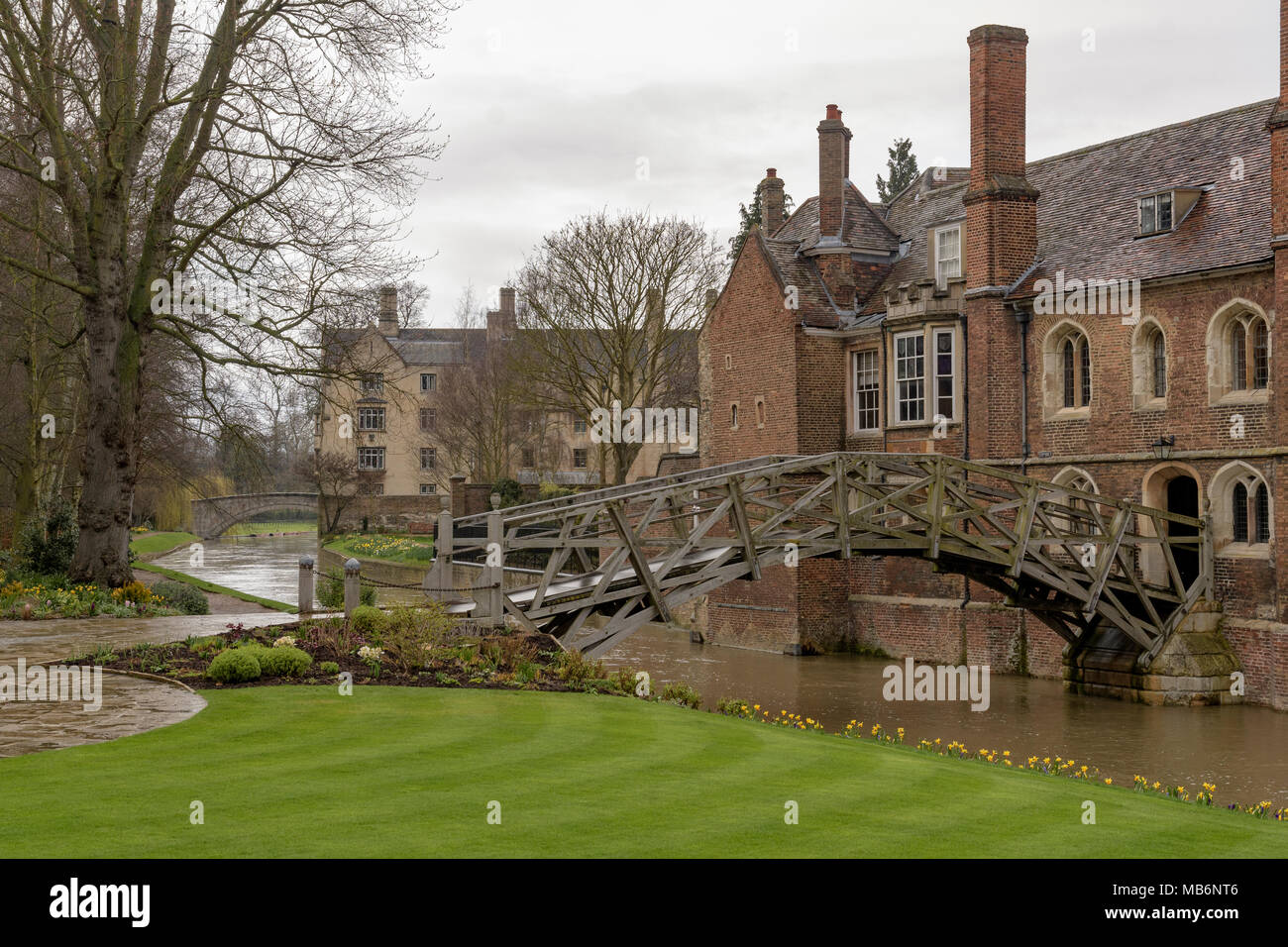 Puente Matemático sobre el río Cam en Queen's College, Cambridge, Inglaterra. Foto de stock