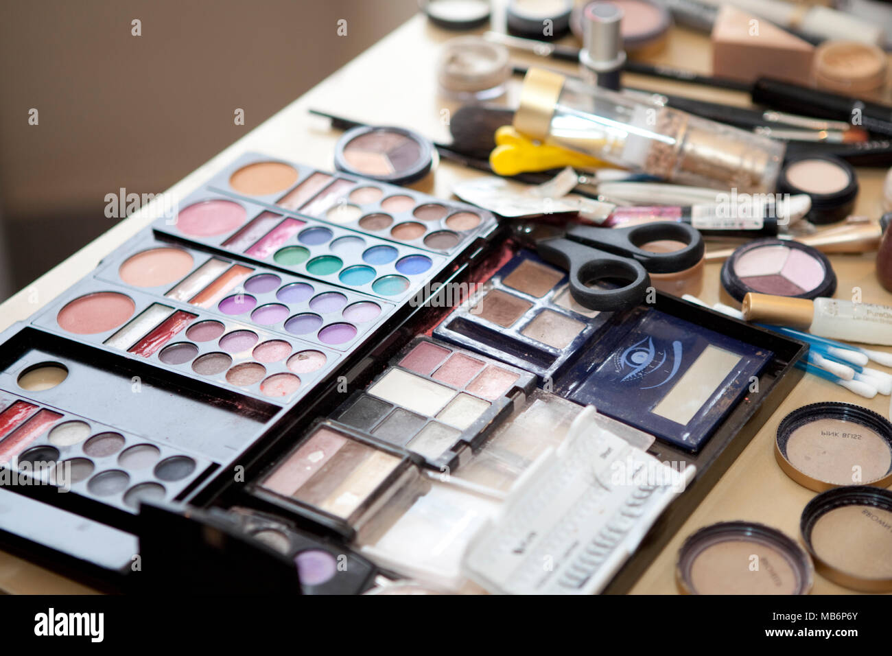 Un kit de maquillaje artista sentado mientras ella está trabajando Foto de stock