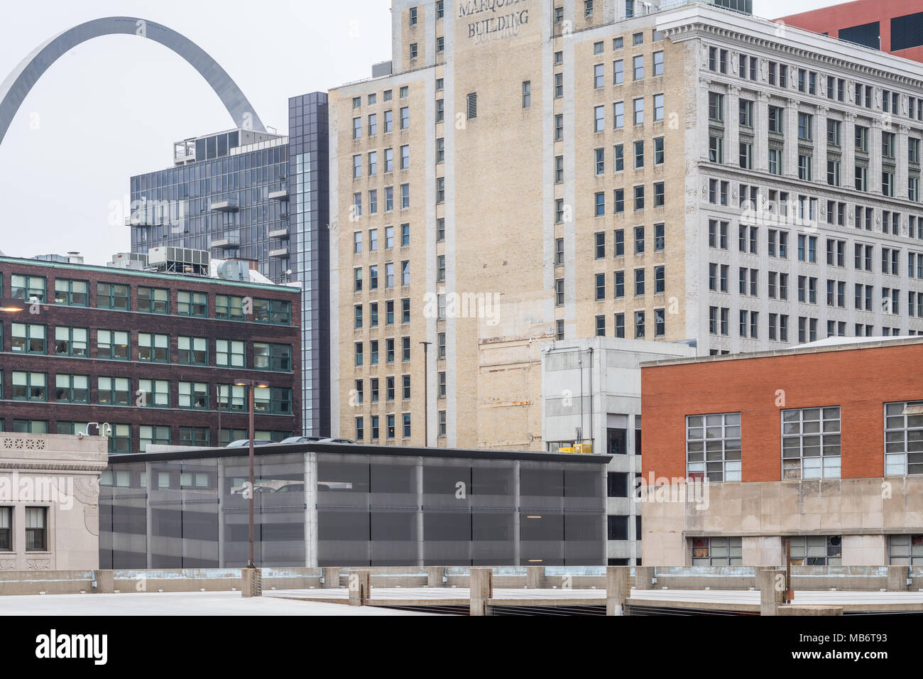 Los edificios en el centro de St. Louis con garaje en primer plano Foto de stock