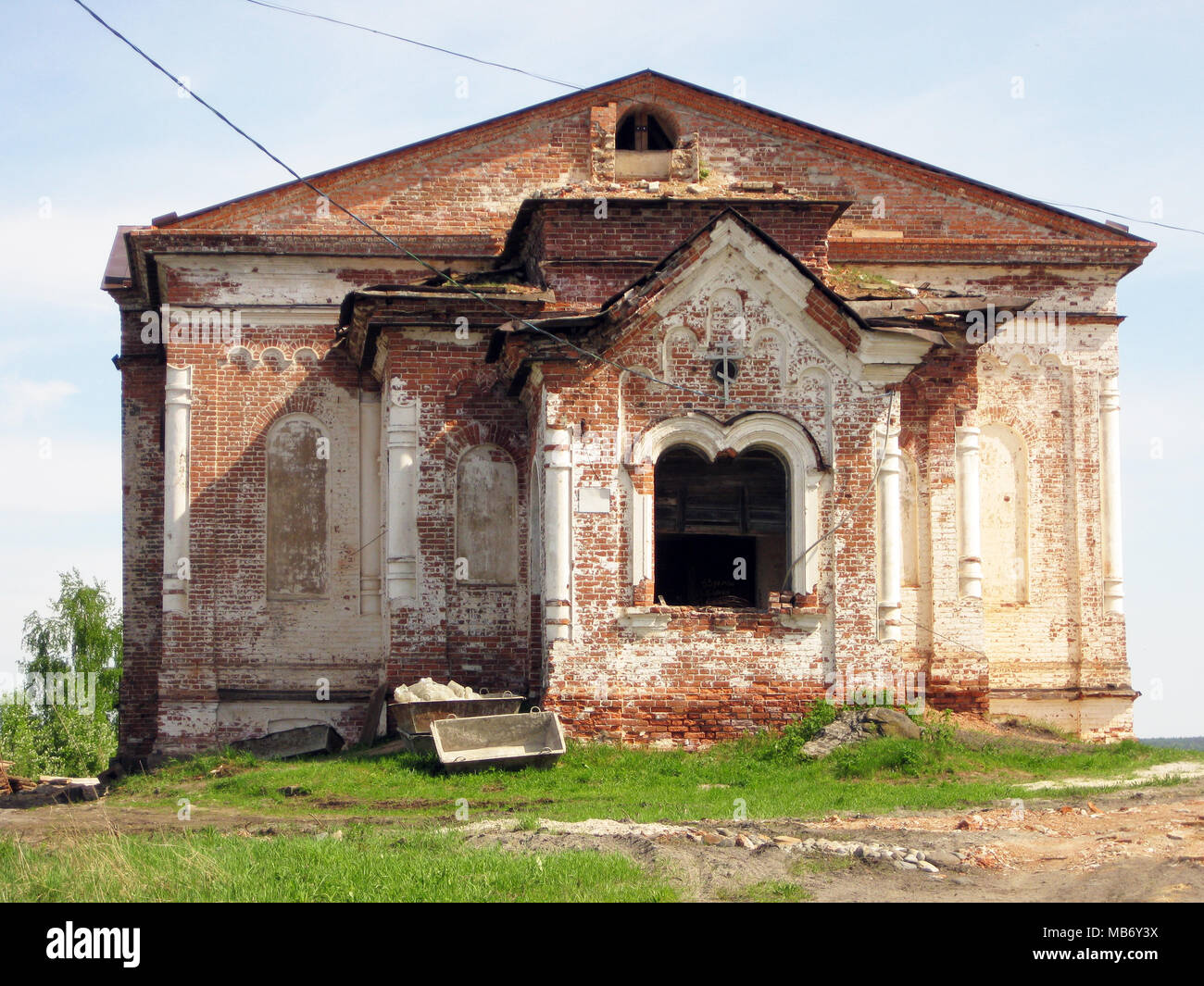 Antigua iglesia destruida cerca, el comienzo de los trabajos de reparación Foto de stock