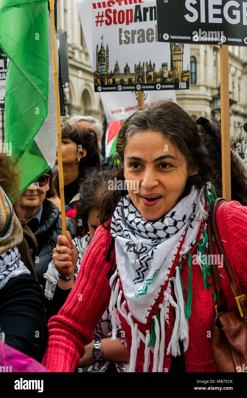 Abril 7, 2018 - Londres, Reino Unido. El 7 de abril de 2018. Una protesta en Downing St comdemns los disparos de francotiradores israelíes de pacíficos manifestantes palestinos desarmados en el primer día de una protesta pacífica, la gran marcha de retorno, en el muro de separación en Gaza el día de la tierra, el 30 de marzo. El fuego vivo por los israelíes mataron a 17 e hirieron a más de 750. Otros nueve palestinos, incluido un periodista ayer fueron muertos y 1.350 heridos, alrededor de 400 por el fuego vivo, con alrededor de 25 en estado crítico. Hubo muchos discursos denunciando los disparos israelíes, pidiendo que se ponga fin al asedio de Gaza y para Foto de stock