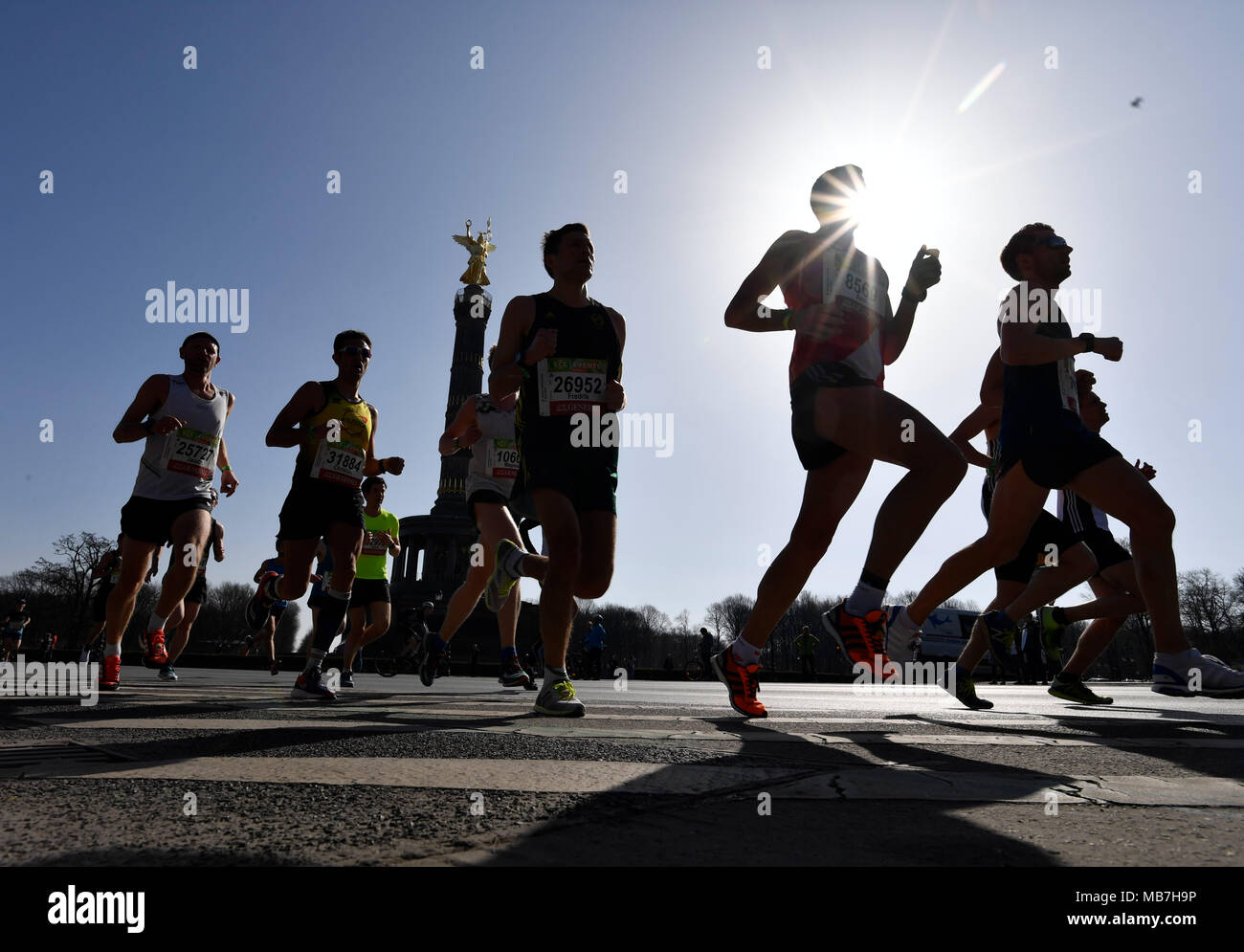 Runners at berlin marathon at victory column fotografías e imágenes de alta  resolución - Alamy