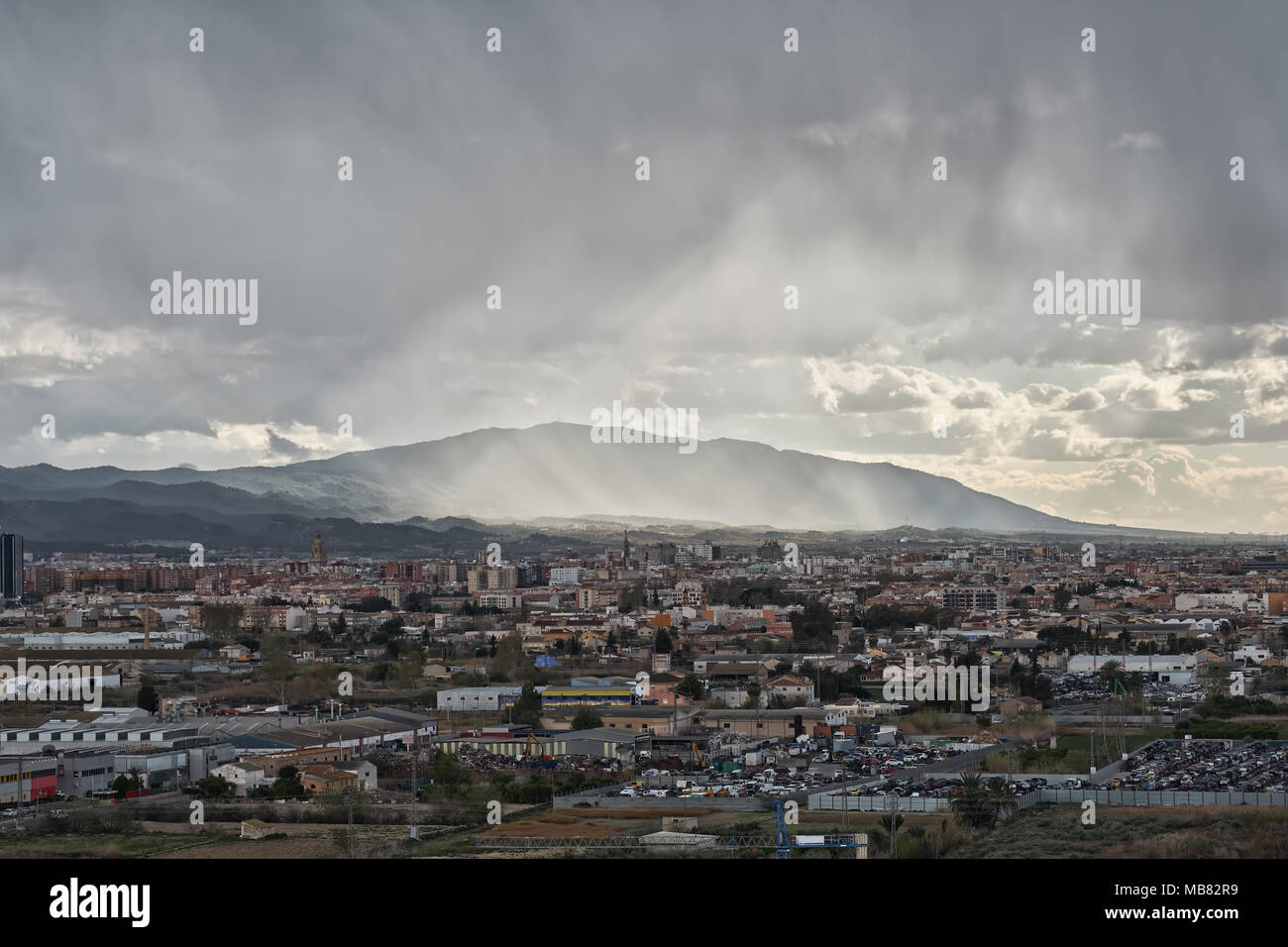 Cielo tormentoso en la ciudad de Murcia, al sureste de España Foto de stock