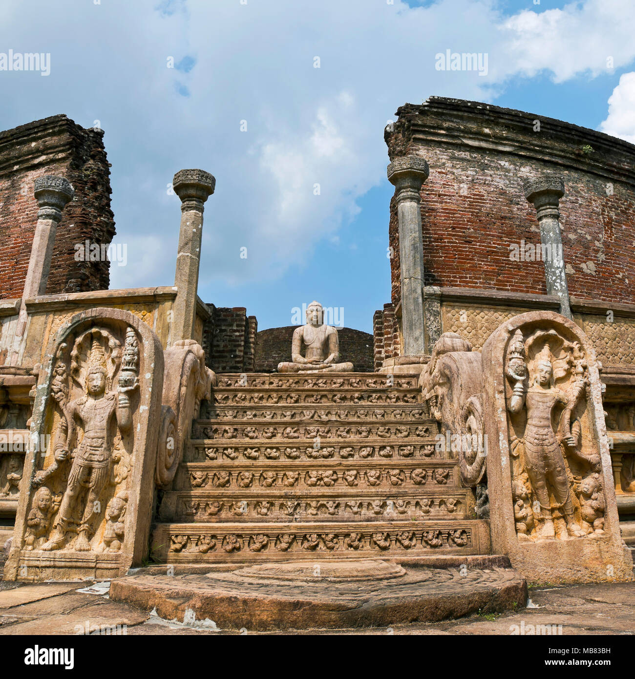 Con vista a la plaza del Vatadage en Polonnaruwa, Sri Lanka. Foto de stock