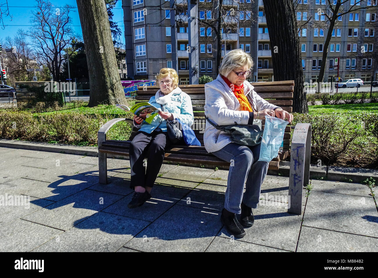 Banco de ancianos, dos mujeres mayores en un banco de parque. Neustadt, Dresden, Alemania Banco de mujeres de edad Alemania Personas mayores Población envejecida Foto de stock