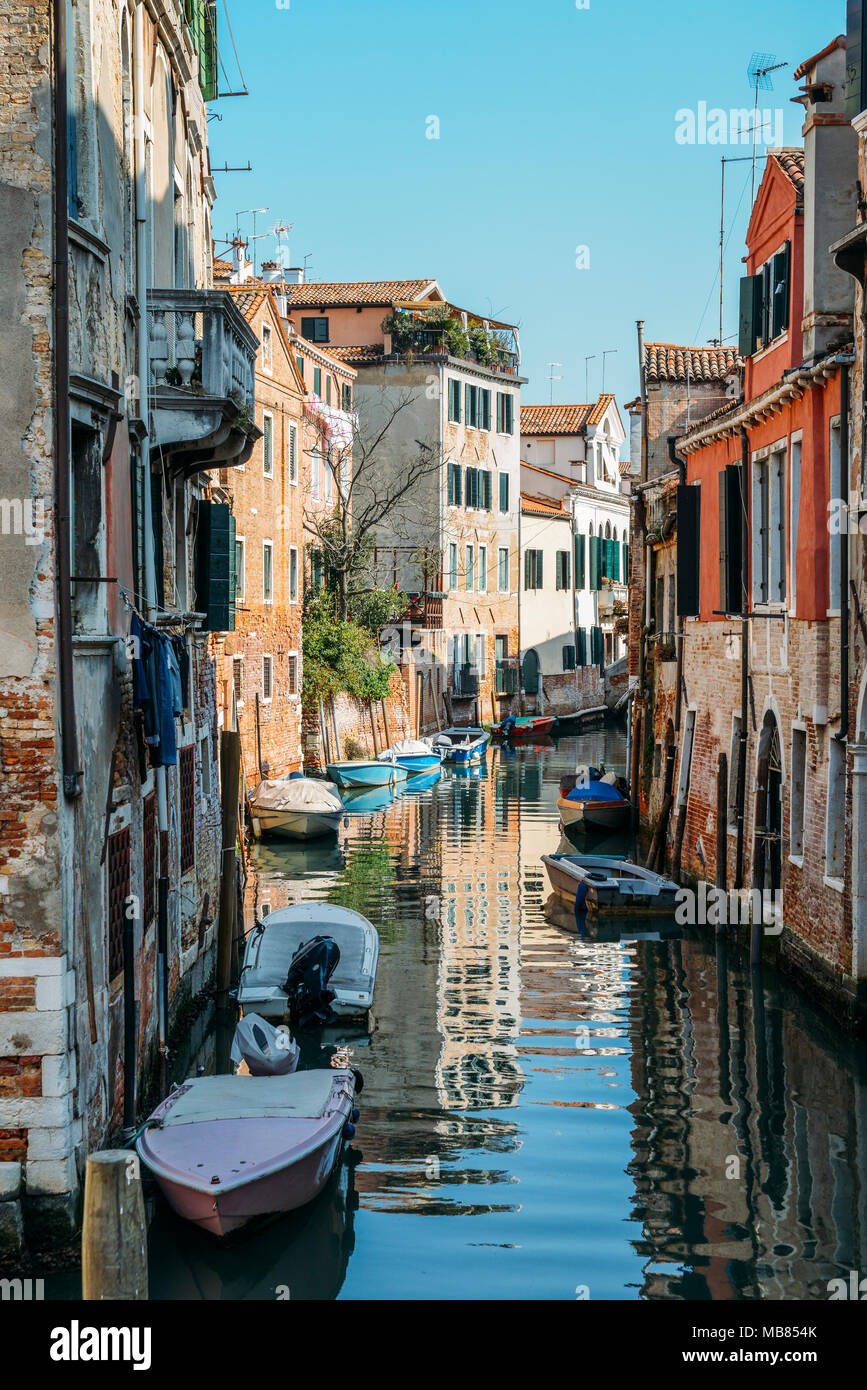 Colorido y relajante canal de Venecia, Véneto, Italia. Foto de stock