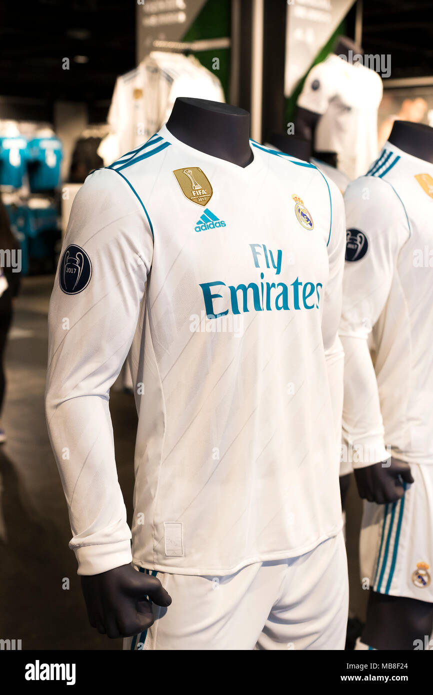 MADRID, España - 25 de marzo de 2018, Oficiales: de ropa y atributos deportivos para los fans del Real Madrid Club de Fútbol Fotografía de stock - Alamy