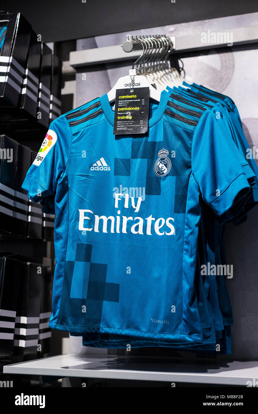 MADRID, España - 25 de marzo de 2018, Oficiales: tienda de ropa y atributos  deportivos para los fans del Real Madrid Club de Fútbol Fotografía de stock  - Alamy