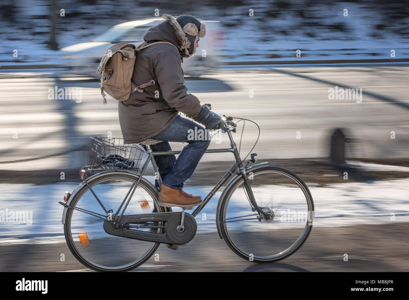 Ciclista en invierno Foto de stock