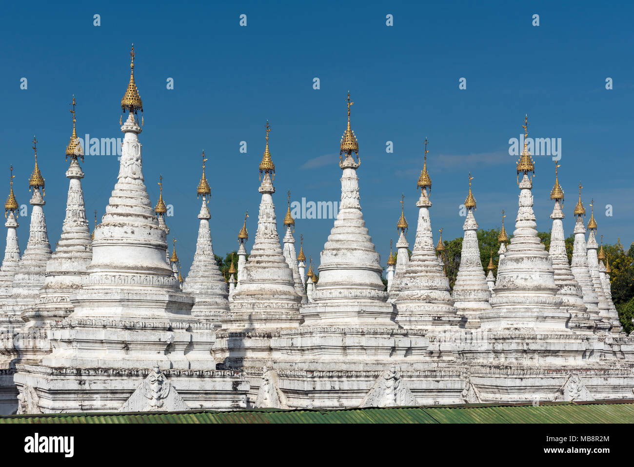 Fila de blancas stupas en Pagoda Sandamuni, Mandalay, Birmania (Myanmar) Foto de stock