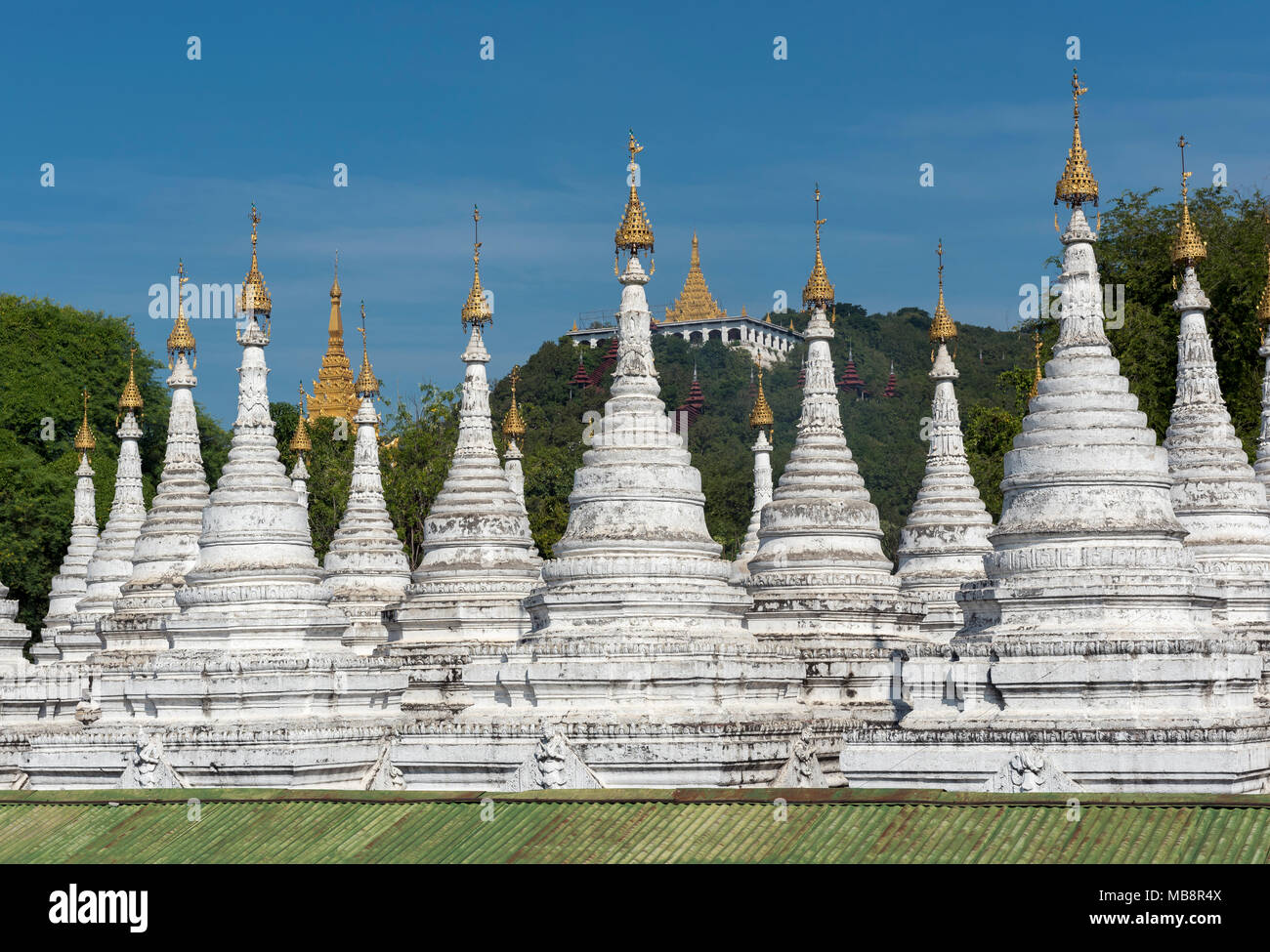 Fila de blancas stupas en Pagoda Sandamuni, Mandalay, Birmania (Myanmar) Foto de stock