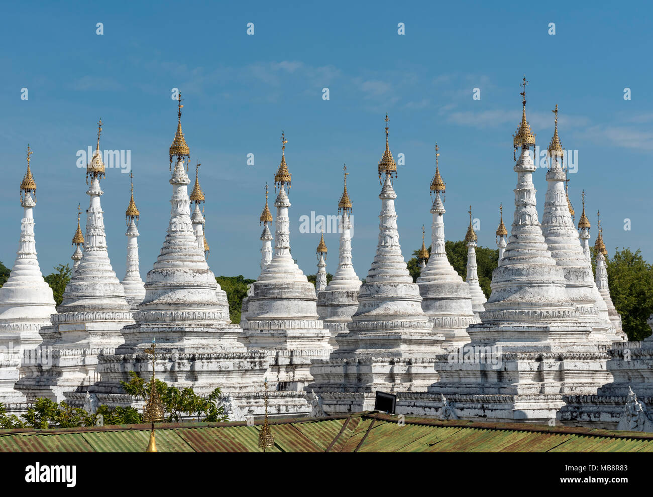 Fila de stupas en blanco Pagoda Sandamuni, Mandalay, Birmania (Myanmar) Foto de stock
