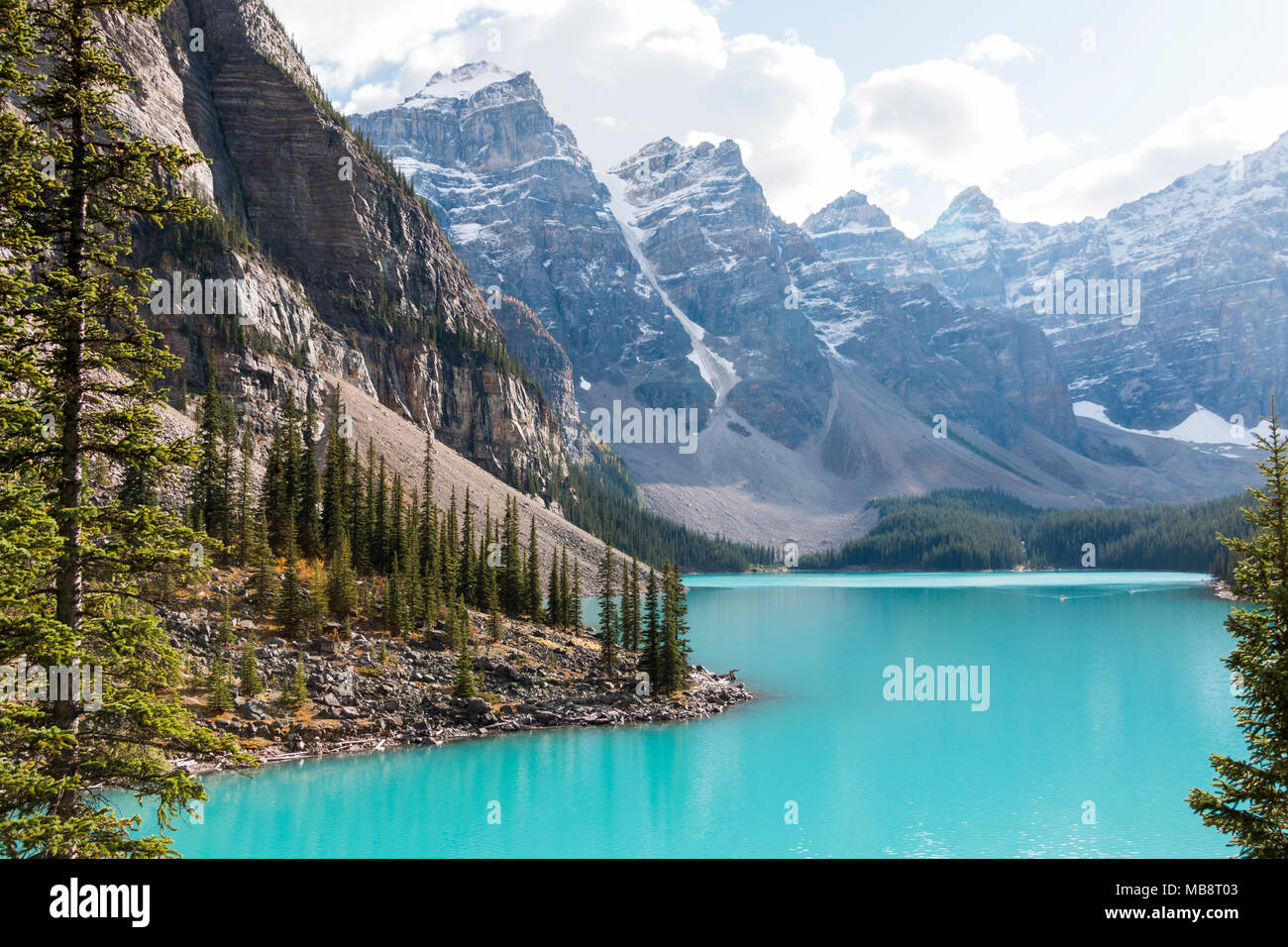 El Lago Moraine, en el Parque Nacional de Banff con el valle de los Diez Picos Foto de stock