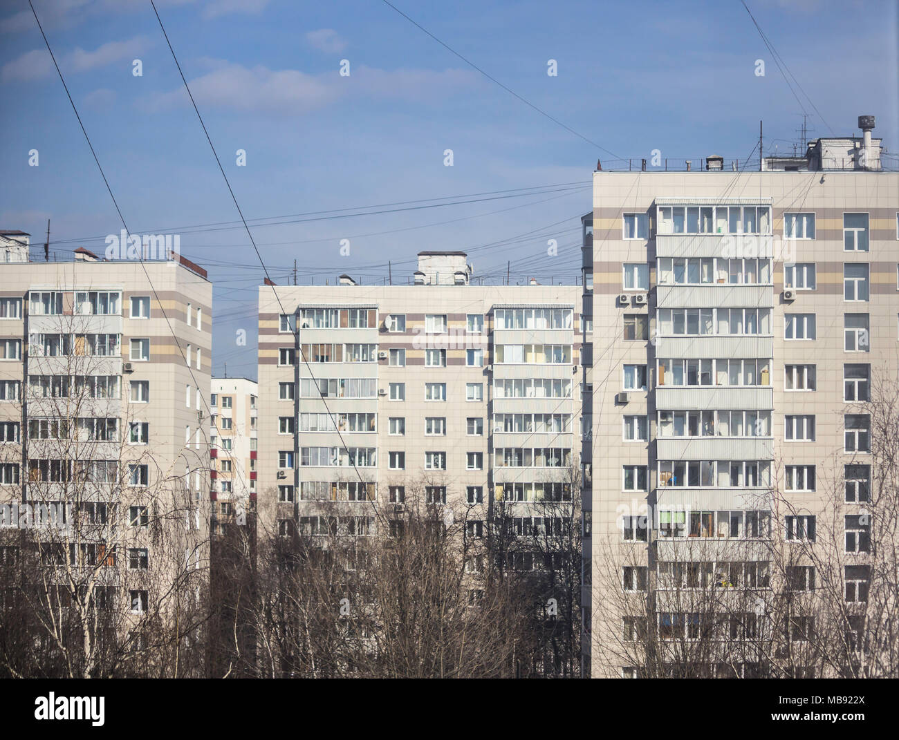 Vista de la zona de dormir y de Moscú, en la primavera. Casas de varios pisos sobre un fondo de cielo azul. Foto de stock