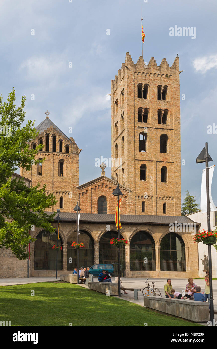 Ripoll, provincia de Girona, Cataluña, España. Monasterio de Santa Maria de Ripoll. El monasterio benedictino de estilo románico fue fundada en la novena cen Foto de stock