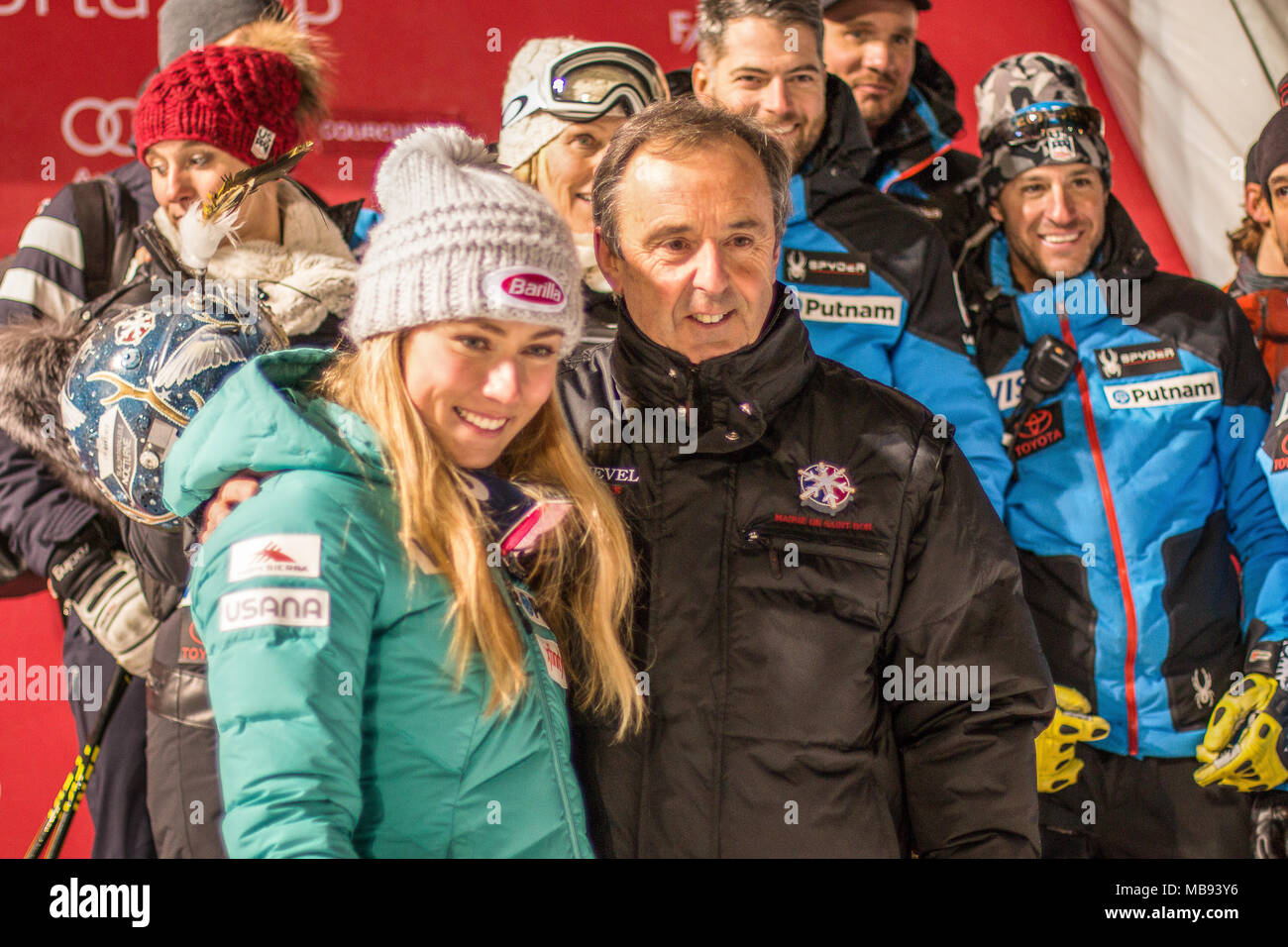 20 de diciembre de 2017, Courchevel, Savoie, Francia, Mikaela Shiffrin de EE.UU. Ganador de la Copa del Mundo de Esquí con Philippe Mugnier maire de San Bon Courchevel Foto de stock