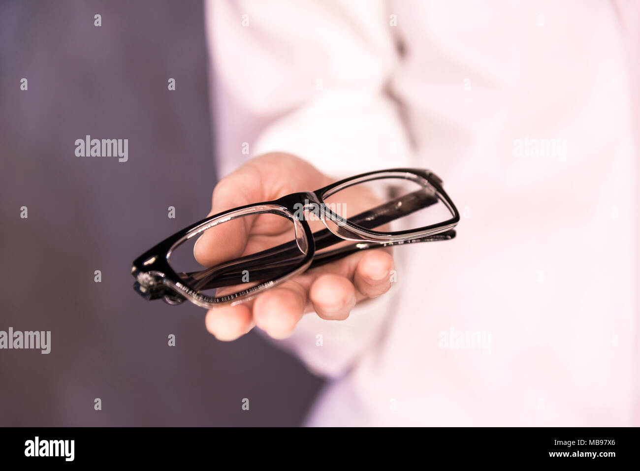 Doctor ofrece gafas de visión Foto de stock