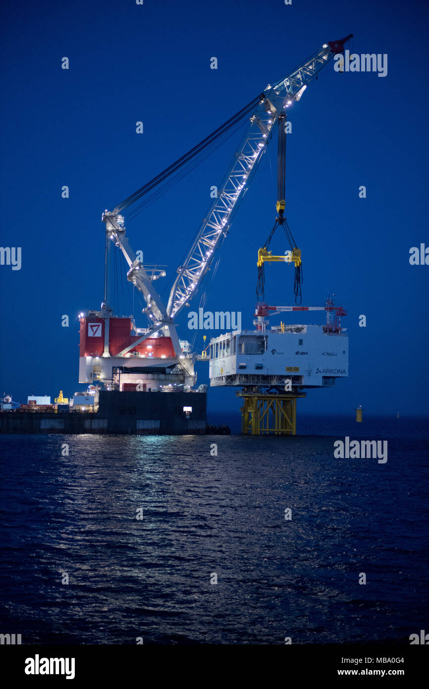08 de abril de 2018, Alemania, Sassnitz: La grúa buque 'Oleg Strashnov' es utilizado para instalar un transformador de 4.000 tonelada plataforma en el parque eólico offshore "Arkona" frente a las costas de la isla de Ruegen. En 385 megavatios, "Arkona" se espera que el parque eólico de mayor rendimiento alemán en el Mar Báltico. Eon y la noruega Statoil, la empresa energética están invirtiendo alrededor de 1,2 millones de euros. Foto: Stefan Sauer/dpa-Zentralbild/dpa Foto de stock