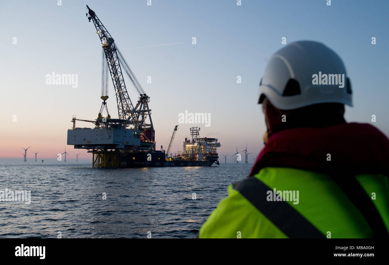 08 de abril de 2018, Alemania, Sassnitz: La grúa buque 'Oleg Strashnov' es utilizado para instalar un transformador de 4.000 tonelada plataforma en el parque eólico offshore "Arkona" frente a las costas de la isla de Ruegen. En 385 megavatios, "Arkona" se espera que el parque eólico de mayor rendimiento alemán en el Mar Báltico. Eon y la noruega Statoil, la empresa energética están invirtiendo alrededor de 1,2 millones de euros. Foto: Stefan Sauer/dpa-Zentralbild/dpa Foto de stock