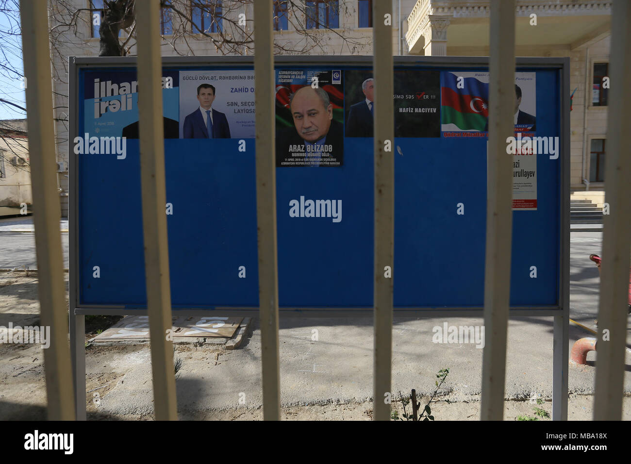 Carteles de promoción de la campaña electoral el presidente Ilham Aliyev, presidencial y otros candidatos presidenciales; Azerbaiyán es celebrar una elección presidencial el 11 de abril de 2018. Crédito: Aziz Karimov/Alamy Live News Foto de stock
