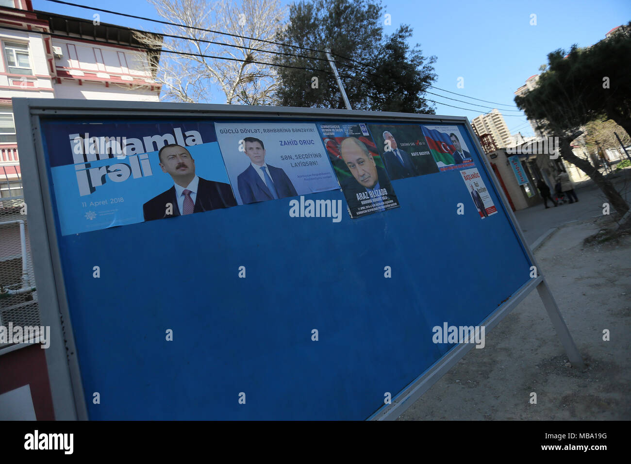 Carteles de promoción de la campaña electoral el presidente Ilham Aliyev, presidencial y otros candidatos presidenciales; Azerbaiyán es celebrar una elección presidencial el 11 de abril de 2018. Crédito: Aziz Karimov/Alamy Live News Foto de stock