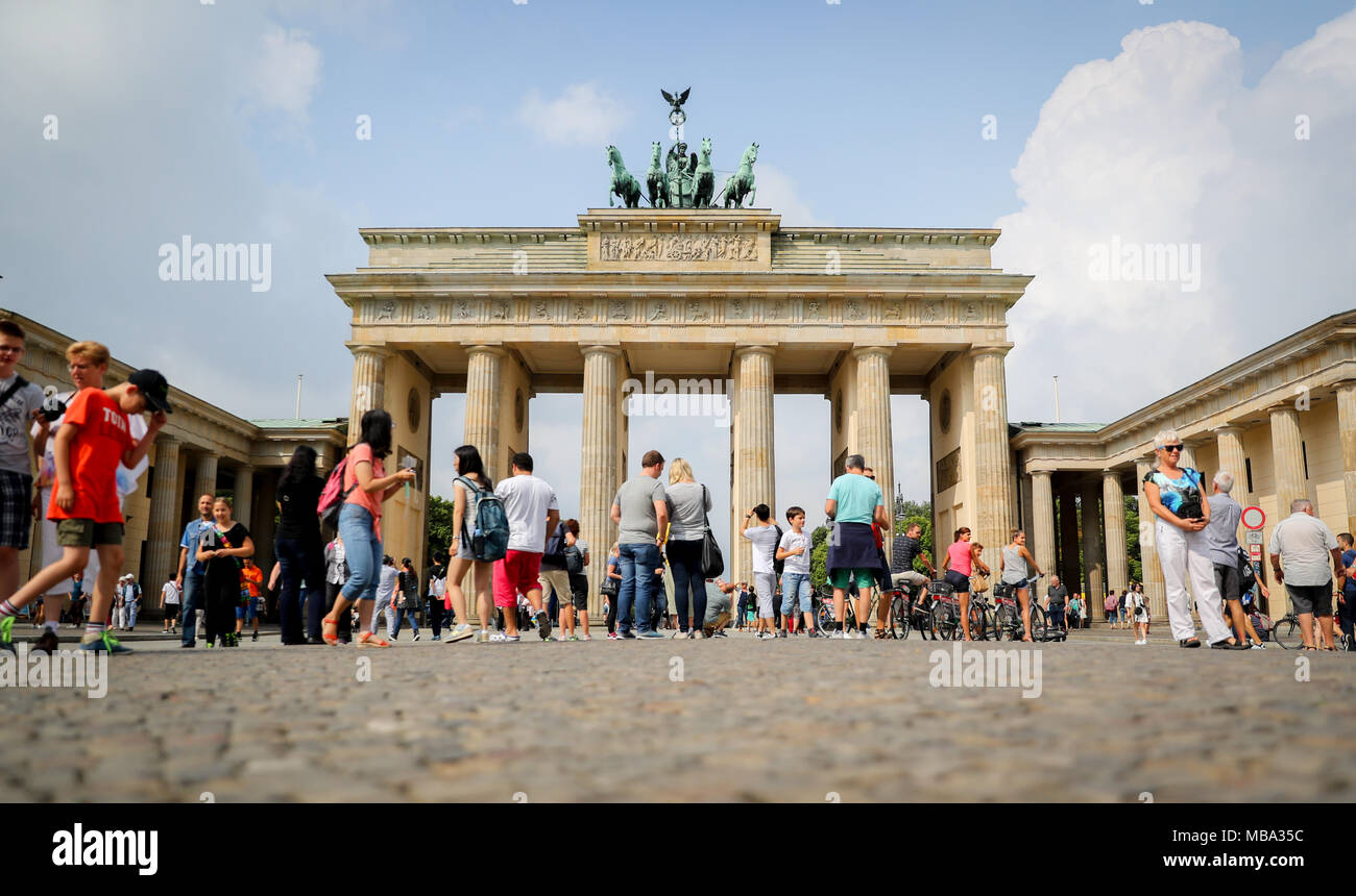 Berlín, Alemania. El 29 de julio, 2016. Los turistas en la Puerta de Brandenburgo en Berlín, Alemania, el 29.07.2016. | Uso de crédito en todo el mundo: dpa/Alamy Live News Foto de stock