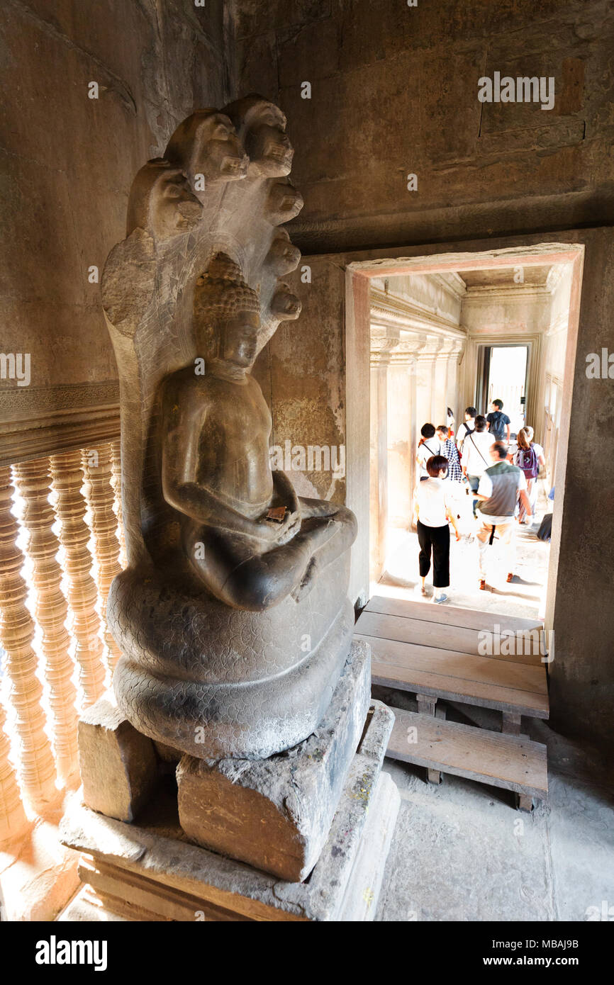 Interior del templo de Angkor Wat - turistas turistas y una estatua de Buda, Angkor Wat Sitio de Patrimonio Mundial de la UNESCO, Camboya Asia Foto de stock
