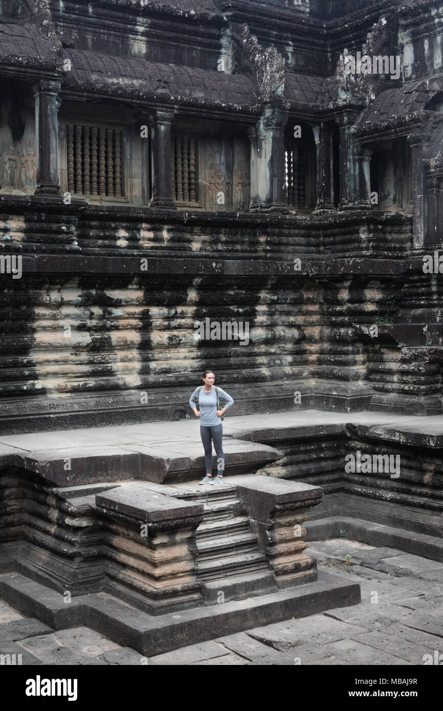 Un turista posando para una foto, templo de Angkor Wat, Angkor, sitio del Patrimonio Mundial de la UNESCO, Camboya Asia Foto de stock