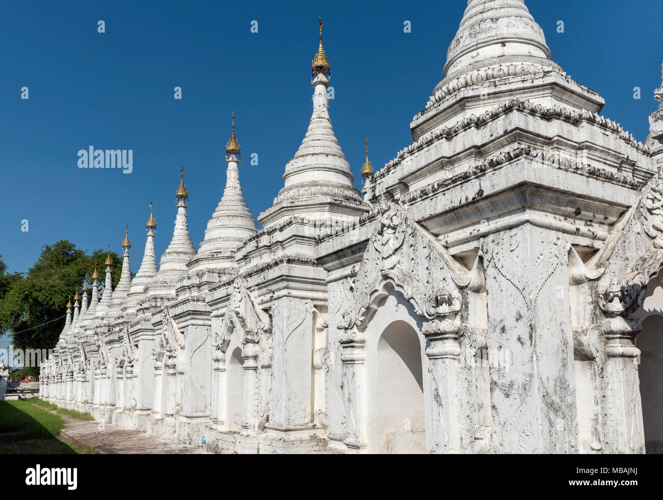Las estupas blancas en la Pagoda Sandamuni, Mandalay, Birmania (Myanmar) Foto de stock