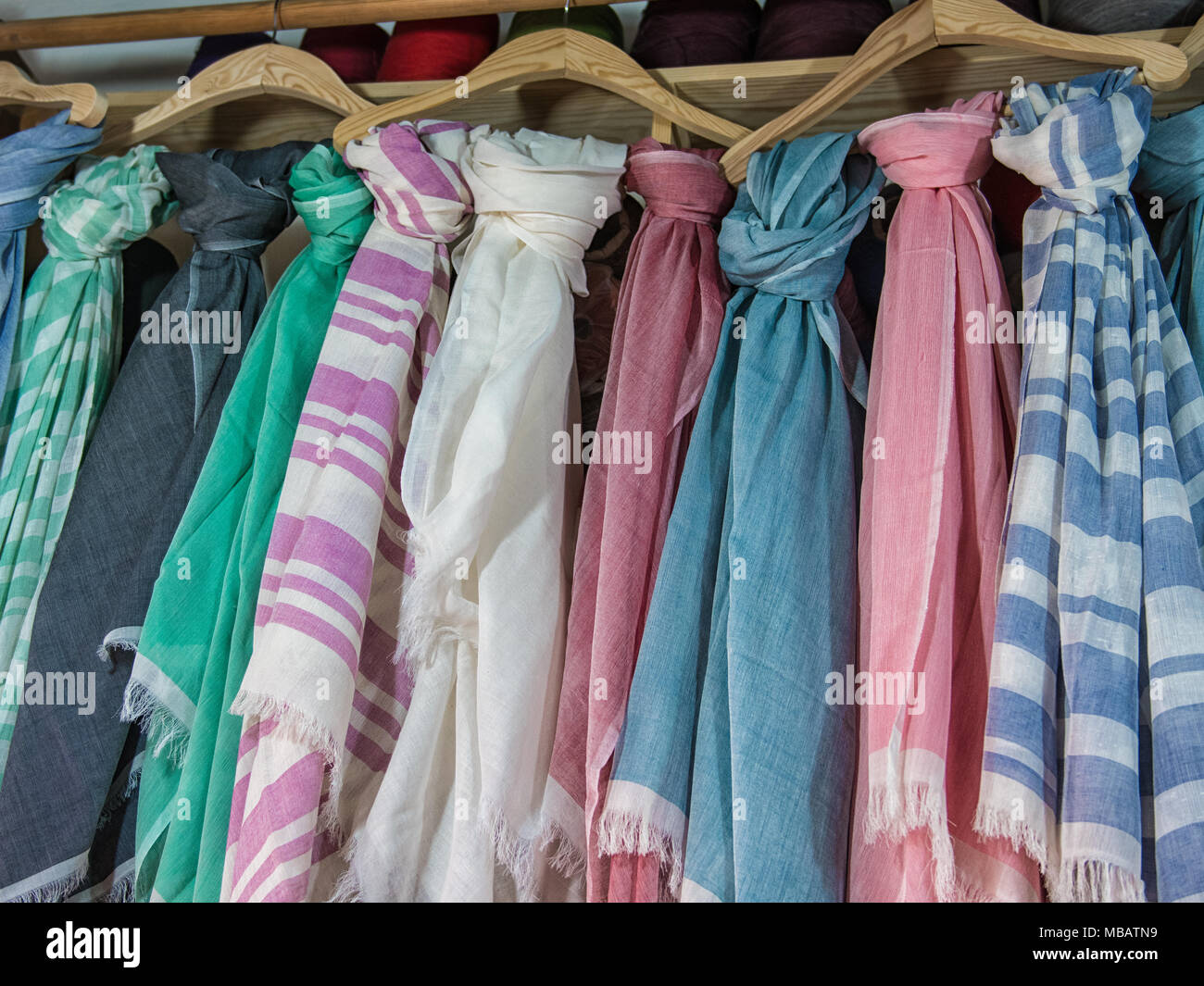 Bufandas de algodón de colores colgando en una tienda marroquí en un zoco  de Marrakech. Las bufandas fueron hechos a mano por el dueño de la tienda  Fotografía de stock - Alamy