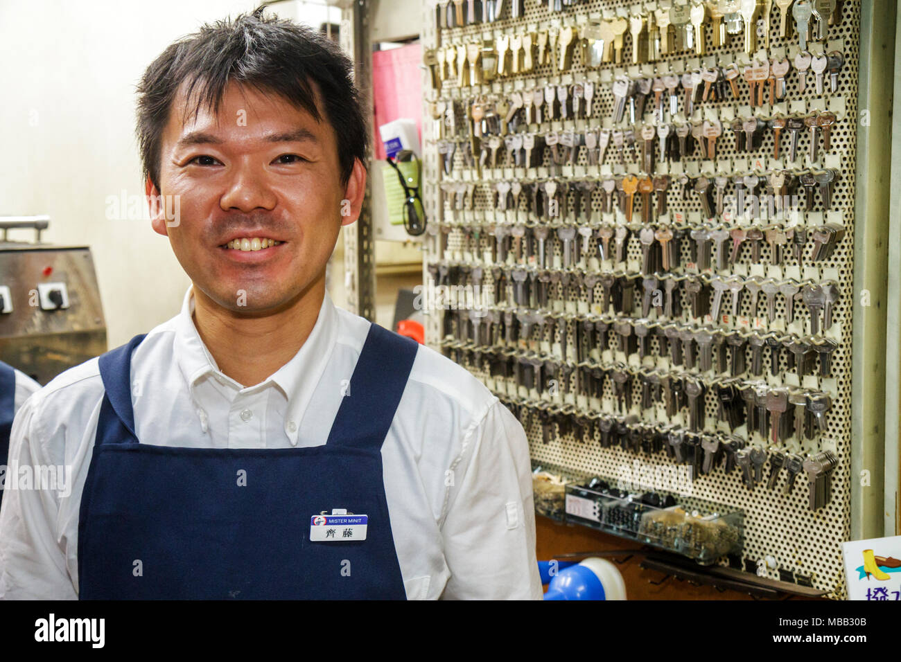 Tokio Japón, Ikebukuro, JR Ikebukuro Station, tren, metro, tren, asiático oriental, hombre hombres adultos adultos, cerrajero, fabricante de llaves, sonriente, feliz, trabajo Foto de stock