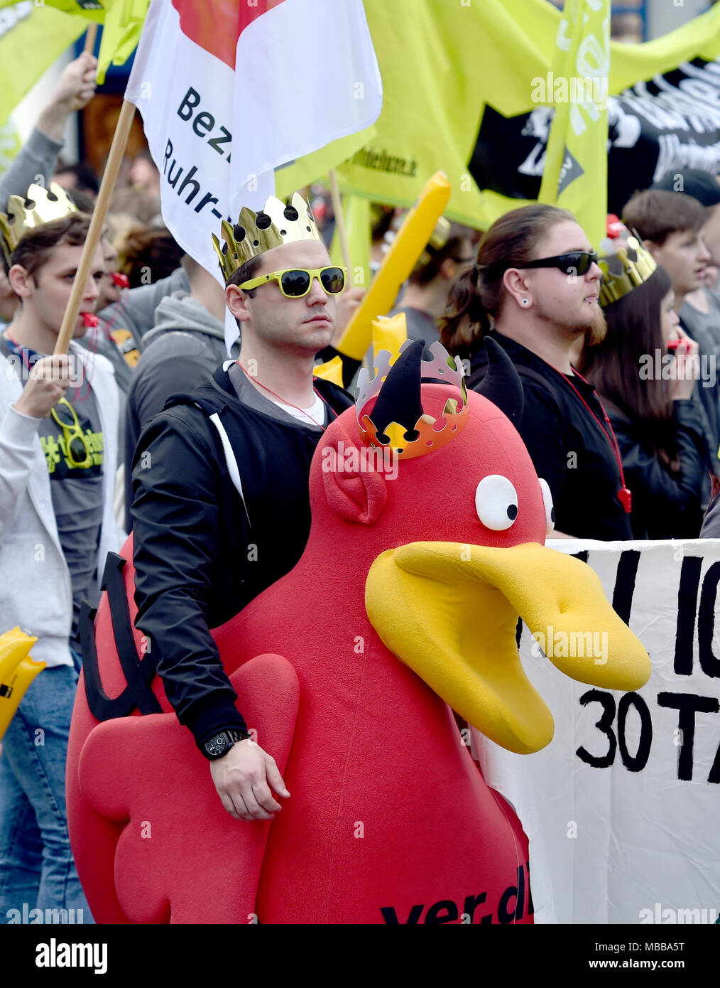 10 abr, 2018. Un hombre en un disfraz de pato se une a los trabajadores en  huelga en un rally. Sindicato Verdi llamó a los trabajadores del servicio  público a participar en