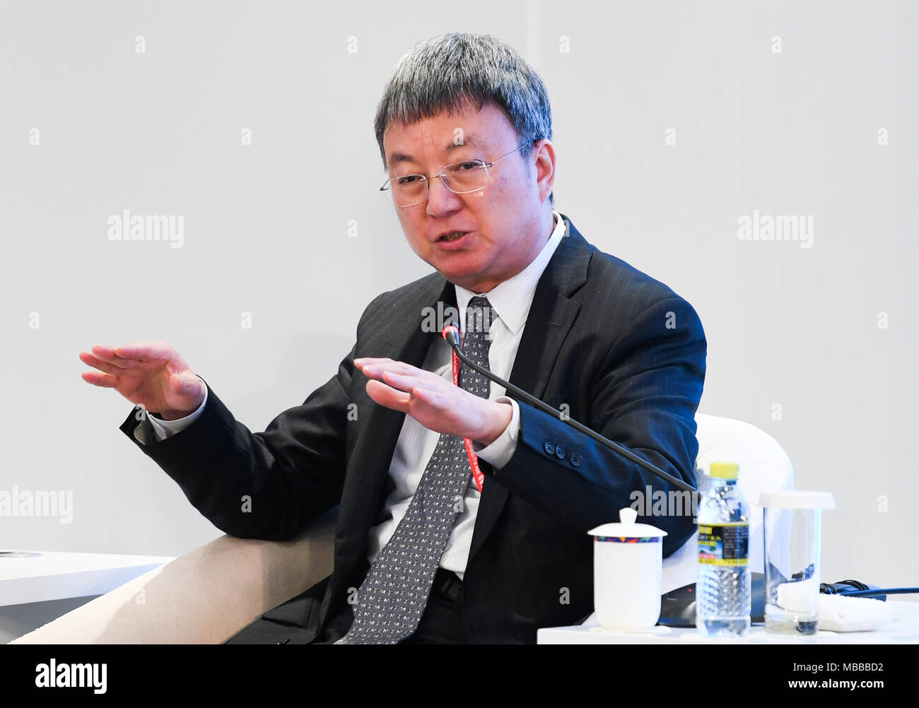 De Boao, provincia de Hainan de China. 10 abr, 2018. Zhu Min, Presidente del Instituto Nacional de Investigación Financiera de la Universidad de Tsinghua, habla en la sesión de "problemas estructurales de la economía de EE.UU." durante el Foro de Boao para Asia Conferencia Anual 2018 en Boao, sur de la provincia de Hainan de China, 10 de abril de 2018. Crédito: Yang Guanyu/Xinhua/Alamy Live News Foto de stock